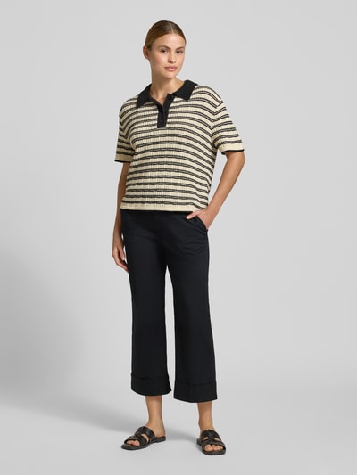 Kobiece modelka nosi Wide Leg Culotte aus Baumwoll-Mix von s.Oliver RED LABEL, efekt: jednolity kolor, krój wide leg, wysoki stan, długość 7/8, kanty, szlufki na pasek, zapięcie na guzik i zamek błyskawiczny, mankiety na nogawkach, wpuszczane kieszenie, imitowane kieszenie z tyłu, mieszanka bawełny, całkowity widok z przodu.