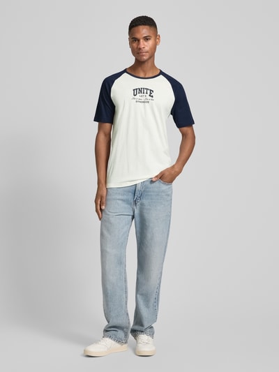 Männermodel trägt Regular Fit T-Shirt aus reiner Baumwolle von s.Oliver RED LABEL, two tone Optik, kurzarm, Rundhals, Statement Print, Ganzkörperansicht von vorne.