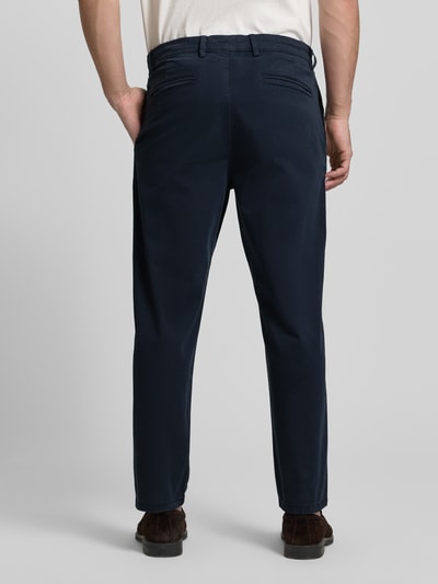 Mannelijk model draagt 'Stoffhose mit Gesäßtaschen' van Casual Friday in donkerblauw, rechte fit, katoen-elastaan, achterzakken, geheellichaamsbeeld van achteren.