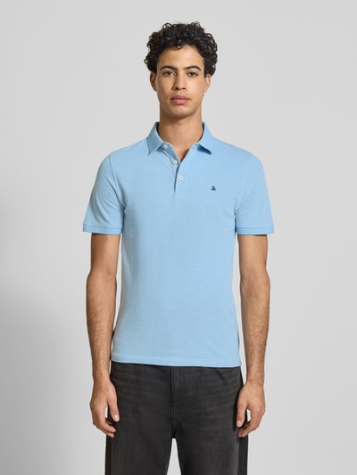 Männermodel trägt Slim Fit Poloshirt mit Viskose-Anteil Modell 'Paulos' von JACK & JONES, Baumwoll-Mix, hellblau, Logo-Stitching, Ganzkörperansicht von vorne.