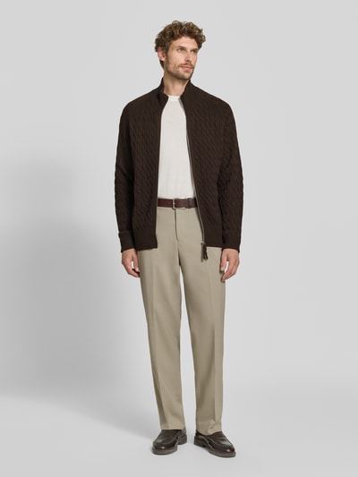 Männermodel trägt Regular Fit Strickjacke aus reinem Kaschmir mit Zopfmuster von FTC Cashmere, dunkles Braun, Strukturstrick, Ganzkörperansicht von vorne.