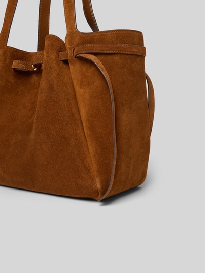 Produktfoto, Tote Bag mit Label-Detail von Tory Burch in Braun, Hauptfach mit Zugband, lange Tragehenkel, Innenfach mit Reißverschluss, samtige Textur, Breite 40 cm, Länge 29 cm, Tiefe 19 cm.