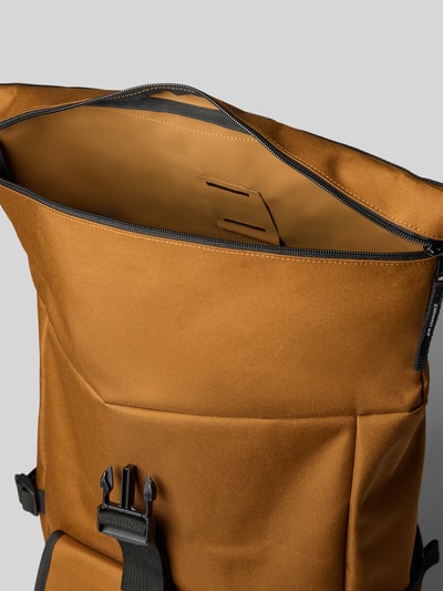 Produktfoto, Rucksack mit Label-Patch Modell 'PHILIS' von Carhartt Work In Progress in Braun mit Reißverschluss und Klickverschluss, Textur robust, Hauptfach weit geöffnet, Kontext: großes Hauptfach, Label-Patch, verstellbare Schulterriemen, Außentaschen mit Reißverschluss, Mesh-Fächer, Maße 41x53x17 cm, Schulterriemen 70 cm.