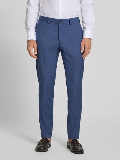 Männermodel trägt Regular Fit Anzughose aus reiner Wolle Modell 'SO PURE' von s.Oliver BLACK LABEL in Blau, Ganzkörperansicht von vorne.