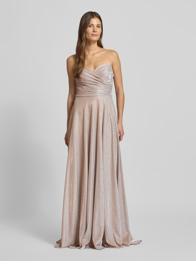 Frauenmodel trägt Off-Shoulder-Kleid mit Herz-Ausschnitt von Jake*s Cocktail in tailliertem Schnitt mit Raffungen, fließender Stoff, Ganzkörperansicht von vorne.
