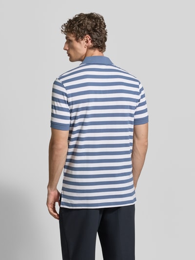 Männermodel trägt Modern Fit Poloshirt mit Logo-Stitching von Christian Berg Men, blau-weiß gestreift, reine Baumwolle, Ganzkörperansicht Rückansicht.