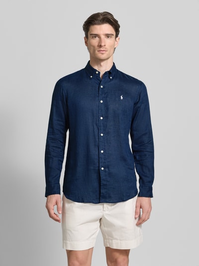Männermodel trägt Regular Fit Freizeithemd aus reinem Leinen von Polo Ralph Lauren, dunkelblau, unifarben, Ganzkörperansicht von vorne