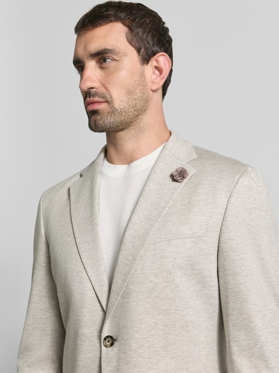 Męski model nosi Slim Fit 2-Knopf-Sakko mit Reverskragen Modell 'Hawksley' von JOOP! COLLECTION, jasnoszary, gładka tekstura, Nahaufnahme Oberkörper, krój slim fit, nałożone kieszenie, Długość tyłu w rozmiarze 50: 73 cm, Szerokość ramion w rozmiarze 50: 40 cm, Długość rękawów w rozmiarze 50: 65 cm.