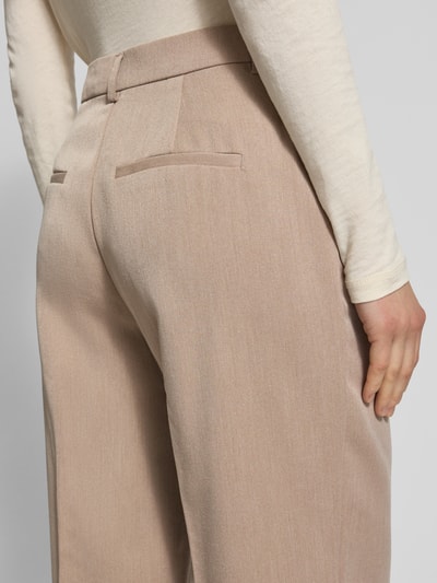 Frauenmodel trägt Slim Fit Weite Hose mit Viskose-Anteil Modell 'HATTIE-LANA' von ONLY, Optik: Unifarben, Detailaufnahme Rückansicht.