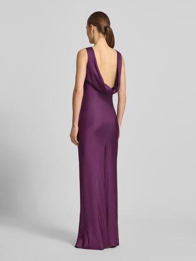 Vrouwenmodel draagt Slim Fit avondjurk uit pure viscose van Jake*s Cocktail, satijn, rugdecolleté, v-hals, mouwloos design, naadritssluiting. Volledige lichaamsaanzicht rugaanzicht.