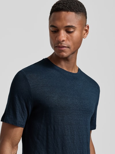 Mannelijk model draagt T-shirt uit mix van linnen en elastaan met ronde hals, regular fit, labeldetail, OLYMP Level Five heren, nahaufnahme bovenlichaam