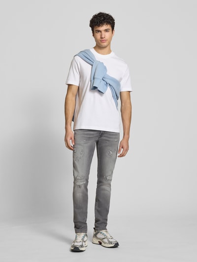 Männermodel trägt Slim Fit Jeans im Destroyed-Look Modell 'Anbass' von Replay, Grau, Baumwoll-Elasthan-Mix, Ganzkörperansicht von vorne, Kontext: Herren Jeans, Bundweite bei Größe 32/32: 42 cm, Innenbeinlänge 81 cm.