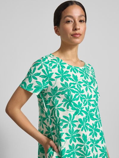 Frauenmodel trägt Relaxed Fit Kleid mit floralem Allover-Print von ROBE LÉGÈRE im grün-weißen Baumwoll-Mix, Nahaufnahme Oberkörper, Rundhalsausschnitt, kurzärmelig, Rückenlänge 91 cm, Brustweite 47 cm, Ärmellänge 23 cm.