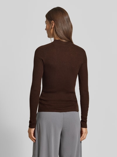 Frauenmodel trägt Strickpullover mit Woll-Anteil von MYON in Braun, schmale Passform, Ripp-Optik, Stehkragen, Rückansicht, Ganzkörperansicht.