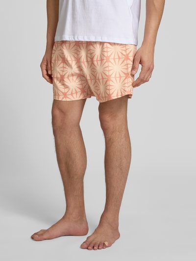 Męski model nosi spodenki kąpielowe 'Badehose im Allover-Look mit elastischem Bund' od BOARDIES, krój regular fit, wzór na całej powierzchni, elastyczny pas z tunelem, Ganzkörperansicht von vorne