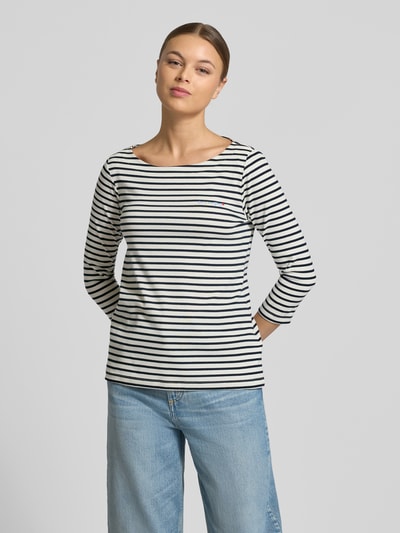 Vrouwenmodel draagt Regular Fit 3/4-Shirt uit katoenmix van Tom Tailor met all-over streeppatroon en tekstprint, U-boothals, marine-wit; vooraanzicht, bovenlichaam close-up.