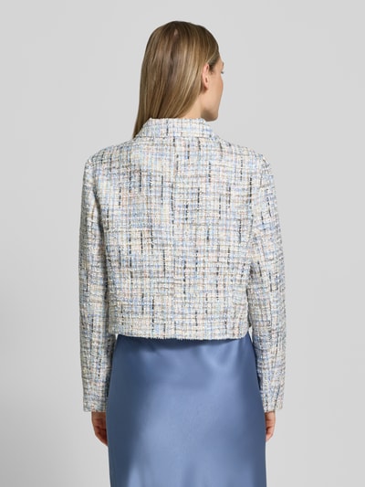 Frauenmodel trägt Regular Fit Blazer in Bouclé-Optik von Rich & Royal, Material-Mix mit Woll-Anteil, Bouclé-Optik, Rückenansicht, Ganzkörperansicht Rückansicht.