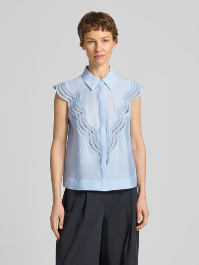 Frauenmodel trägt Blusentop mit Lochstickerei Modell 'COLE' von Copenhagen Muse, hellblau, Modal-Mix, Regular Fit, verdeckte Knopfleiste, Ganzkörperansicht von vorne.