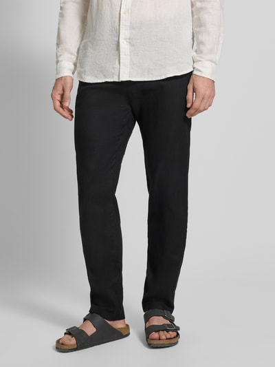 Männermodel trägt Regular Fit Leinenhose aus Leinen-Mix Modell 'Sanderson-L-3' von BOSS, czarna tkanina, boczne kieszenie, krój regular fit, webware, ganzkörperansicht von vorne.