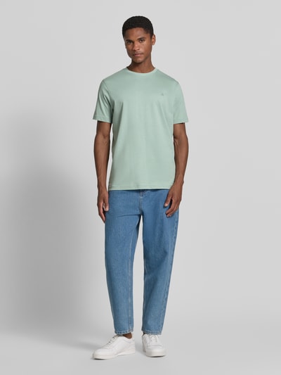Männermodel trägt T-Shirt mit Rundhalsausschnitt und Logo-Stitching von Lerros in Mint, Reine Baumwolle, Regular-Fit, Rückenlänge 77 cm, Ganzkörperansicht von vorne.