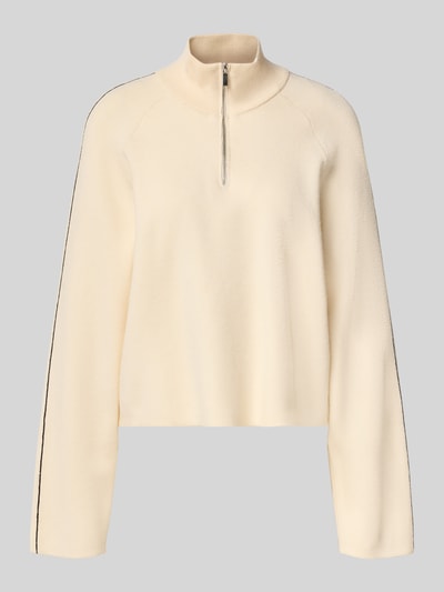 Produktfoto, cremefarbener Loose Fit Pullover mit Troyer-Kragen Modell 'SABA' von VERO MODA, Damen Pullover, weiche Textur, neutraler Hintergrund.