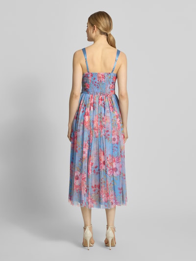 Frauenmodel trägt Cocktailkleid aus Tüll von LACE & BEADS in A-Linie, Midikleid mit floralen Mustern, Rückenlänge 101 cm, Ganzkörperansicht Rückansicht.