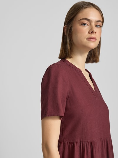 Frauenmodel trägt A-Linie Freizeitkleid aus Viskose-Leinen-Mix Modell 'TIRI-GOA' von Only, Optik: Unifarben, Nahaufnahme Oberkörper.