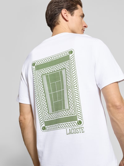 Männermodel trägt Regular Fit T-Shirt aus reiner Baumwolle von Lacoste, Optik: Unifarben, Rückenprint, Ganzkörperansicht Rückansicht.
