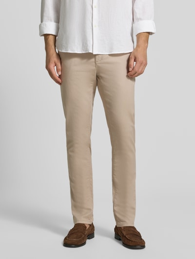 Männermodel trägt Kleingemusterte Hose mit Gesäßtaschen von MCNEAL in Beige, Slim Fit, Baumwoll-Elasthan-Mix, Ganzkörperansicht von vorne.