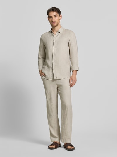 Männermodel trägt Leinenhose mit elastischem Bund van MCNEAL in beige, regular fit, zuiver linnen, tunnelkoord, ganzlichaamsvooraanzicht