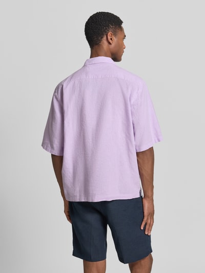 Męski model nosi Cropped Freizeithemd aus Leinen-Baumwoll-Mix von Lindbergh, mieszanka lnu i bawełny, krój krótki, kołnierz z połami, listwa guzikowa, długość tyłu w rozmiarze M: 70 cm, szerokość ramion w rozmiarze M: 49 cm, długość rękawów w rozmiarze M: 32 cm, jasnofioletowa, prostokątne kształty, lekko fakturowana tkanina, całkowity widok od tyłu
