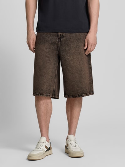 Männermodel trägt Jeansshorts mit Eingrifftaschen Modell 'Yuto Oak' von WOODBIRD, Reine Baumwolle, Relaxed-Fit, Ganzkörperansicht von vorne.