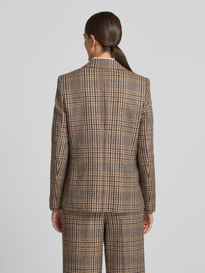 Frauenmodel trägt Regular Fit Blazer aus Viskose-Mix von Luisa Cerano mit Karomuster in Beige und Braun, Ganzkörperansicht Rückansicht. Damen Blazer, Reverskragen, Knopfverschluss, Pattentaschen, Rückenlänge 68 cm, Brustweite 47 cm, Ärmellänge 63 cm.