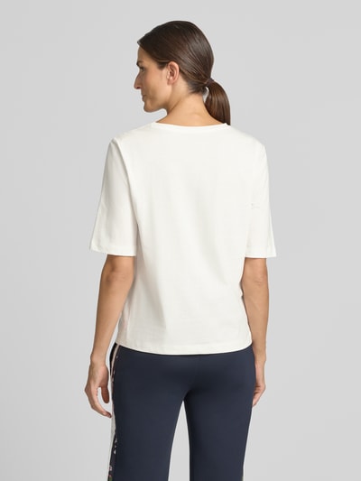 Vrouwenmodel draagt Regular Fit T-shirt uit puur katoen van Marc Cain, logoprint, motiefprint, ronde hals, ruglengte maat 36: 58 cm, volledig zicht van achteren.