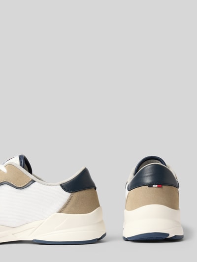 Produktfoto, Sneakersy 'Sneaker mit Label-Detail Modell 'Alain'' von HECHTER PARIS, zaokrąglony kształt, wiązanie, fakturowana podeszwa, wysokość obcasa 4 cm, wysokość cholewki 7 cm, szerokość w rozmiarze 44: 10 cm, beżowo-granatowe z białymi detalami