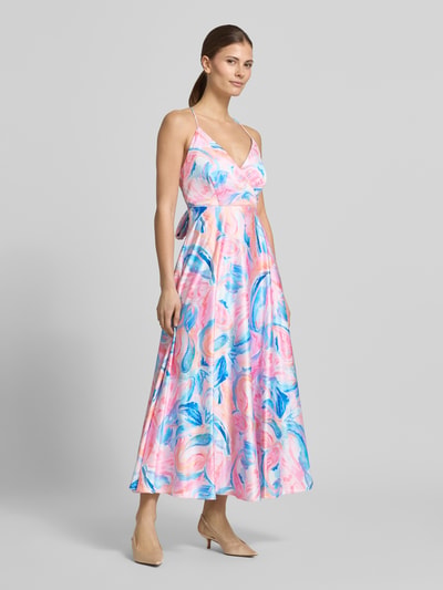 Modelka nosi Cocktailkleid mit V-Ausschnitt und Spaghettiträgern von Jake*s Cocktail, satyna, linia a, sukienka midi, dekolt w serek, cienkie ramiączka skrzyżowane z tyłu, wiązanie z tyłu, zamek błyskawiczny z tyłu, długość tyłu w rozmiarze 36: 134 cm, szerokość w rozmiarze 36: 32 cm, różowy, niebieski, abstrakcyjne wzory, tekstura satynowa. Widok całej sylwetki z przodu.