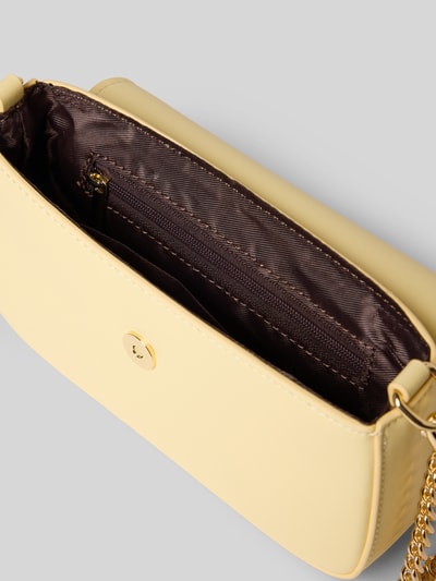 Produktfoto, Crossbody Bag mit Innenfach Modell 'VANJA' von Seidenfelt in Beige, glatte Oberfläche, goldfarbener Magnetverschluss, Detailaufnahme des Hauptfachs mit Reißverschlussfach und Ketten-Schulterriemen, Größe 19x12x5 cm, 115 cm abnehmbarer Riemen.