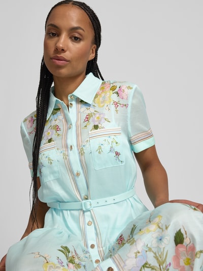 Frauenmodel trägt Midikleid mit Seide-Anteil von Self-Portrait in Pastellblau mit Blumenprint, taillierte Passform, Brusttaschen, Gürtel, Kurzärmelig, Baumwoll-Mix, Nahaufnahme Oberkörper.