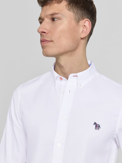 Männermodel trägt Tailored Fit Freizeithemd mit Button-Down-Kragen von PAUL SMITH aus reiner Baumwolle mit Stitching, Nahaufnahme Oberkörper.