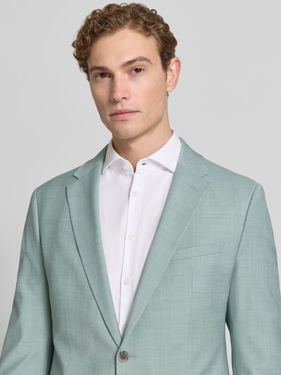 Männermodel trägt Slim Fit 2-Knopf-Sakko mit Pattentaschen Modell 'Monopoly' von CINQUE, Material-Mix mit Schafswoll-Anteil, Nahaufnahme Oberkörper.