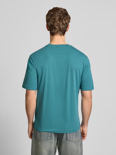 Männermodel trägt Regular Fit T-Shirt aus reiner Baumwolle Modell 'NIEROFIX_U261' von HUGO, unifarbenes Kurzarmshirt, Ganzkörperansicht Rückansicht.