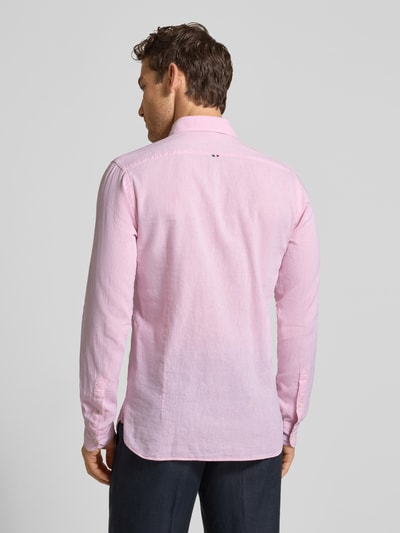 Männermodel trägt Regular Fit Business-Hemd aus Leinen-Baumwoll-Mix Modell 'ROMA' von FIL NOIR in zartem Rosa, Struktur fein, Ganzkörperansicht Rückansicht. Rückenlänge 74 cm, Schulterbreite 41 cm, Ärmellänge 65 cm, Haifischkragen, Knopfleiste.