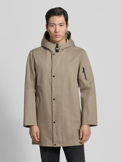 Männermodel trägt Regular Fit Jacke mit Kapuze Modell 'Spirit' van G-LAB in beige katoenmix met steekzakken en mouwzak, logodetail, ritssluiting en afdekstrip, ruglengte maat M 86 cm, schouderbreedte 49 cm, borstwijdte 56 cm, mouwlengte 62 cm, gladde stof, ganzkörperansicht van voren.