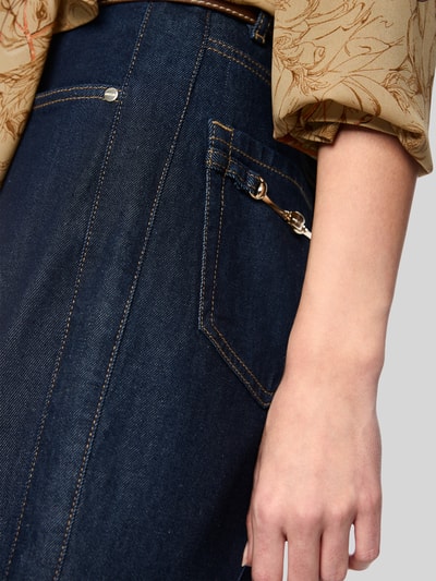 Vrouwenmodel draagt Straight Fit Jeans uit elastische katoenmix van Marc Cain, donkerblauw, 5-pocketmodel, knoop- en ritssluiting, detailopname