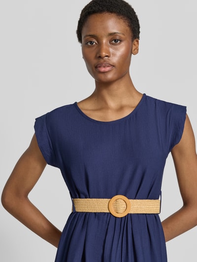 Kobiece model prezentuje sukienkę Knielanges Kleid aus Viskose-Mix mit Kappärmeln Modell 'Li44neaa' od ZABAIONE, mieszanka wiskozy, okrągły dekolt, krótkie rękawy, taliowany krój, pasek w talii z okrągłą klamrą, wycięcie w kształcie łezki z tyłu, długość do kolan, kolor granatowy, tekstura gładka, szerokość w rozmiarze S: 39 cm, długość tyłu w rozmiarze S: 100 cm, długość rękawa w rozmiarze S: 5 cm, zbliżenie na górną część ciała.