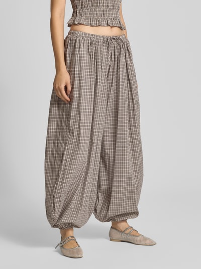 Frauenmodel trägt Wide Fit Hose aus reiner Baumwolle Modell 'SESAME' von DAISY STREET mit elastischem Bund, Karo-Muster, Nahaufnahme Unterkörper, Damen Hose, Bundweite 36 cm, Innenbeinlänge 76 cm.