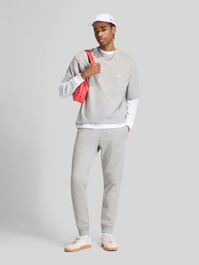 adidas Originals Slim Fit Sweathose mit Logo-Print Hellgrau Melange 1