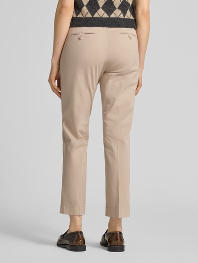 Frauenmodel trägt Hose mit Gesäßtaschen Modell 'KIANA' von Cambio in Beige, Baumwoll-Elasthan-Mix, verkürzte Passform, Ganzkörperansicht Rückansicht.