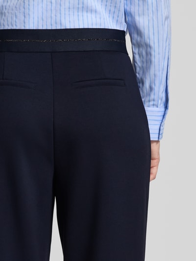 Frauenmodel trägt Hose mit Längsnähten und elastischem Bund von monari, Material-Mix mit Viskose-Anteil, Regular-Fit, Nahaufnahme Rückansicht.