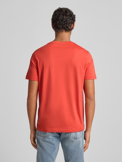Männermodel trägt T-Shirt mit Label-Stitching von Lerros in Rot, Reine Baumwolle, Regular-Fit, gerippter Rundhalsausschnitt, Rückenlänge 69 cm, Ganzkörperansicht Rückansicht.